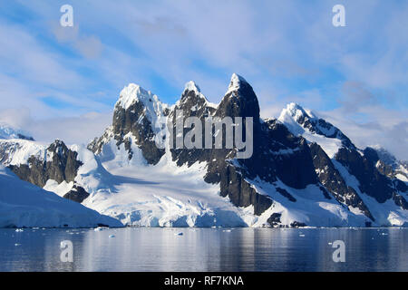 Berge entlang der Antarktischen Halbinsel, Lemaire Kanal, Antarktis Stockfoto