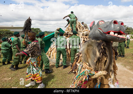 Traditionelle gule wamkulu tribal Tänzer einer Spirituellen Zeremonie vor der beschlagnahmten Elephant ivory geplant, zu brennen, Lilongwe Malawi Stockfoto