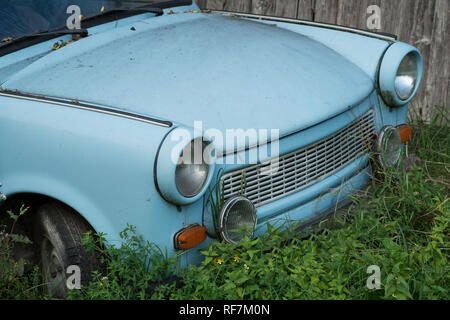 Alten Osteuropa DDR Auto ist in der grünen Wiese, Blau oldtimer Auto Stockfoto