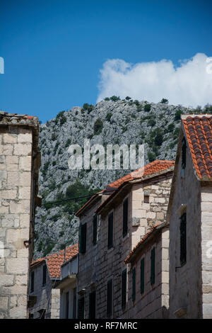 Die Stadt Omis im Süden von Kroatien mit der Mündung des Flusses Cetina in der Adria liegt und gehört zu Dalmatien., Stadt Omis Balatonfüred im Süden Kr Sterben Stockfoto