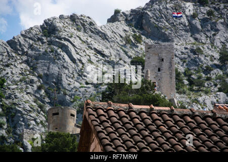 Die Stadt Omis im Süden von Kroatien mit der Mündung des Flusses Cetina in der Adria liegt und gehört zu Dalmatien., Stadt Omis Balatonfüred im Süden Kr Sterben Stockfoto