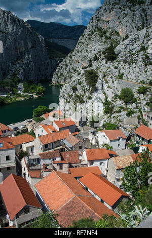 Die Stadt Omis im Süden von Kroatien mit der Mündung des Flusses Cetina in der Adria liegt und gehört zu Dalmatien., Stadt Omis Balatonfüred im Süden Kr Sterben Stockfoto