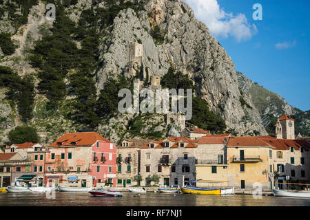 Die Stadt Omis im Süden von Kroatien mit der Mündung des Flusses Cetina in der Adria liegt und gehört zu Dalmatien., Stadt Omis Balatonfüred im Süden Kr Sterben Stockfoto