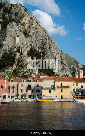 Die Stadt Omis im Süden von Kroatien mit der Mündung des Flusses Cetina in der Adria liegt und gehört zu Dalmatien., Stadt Omis Balatonfüred im Süden Kr Sterben Stockfoto