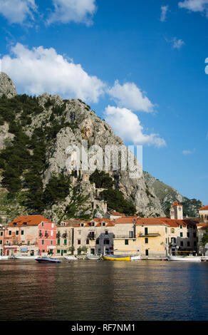 Die Stadt Omis im Süden von Kroatien mit der Mündung des Flusses Cetina in der Adria liegt und gehört zu Dalmatien., Stadt Omis Balatonfüred im Süden Kr Sterben Stockfoto