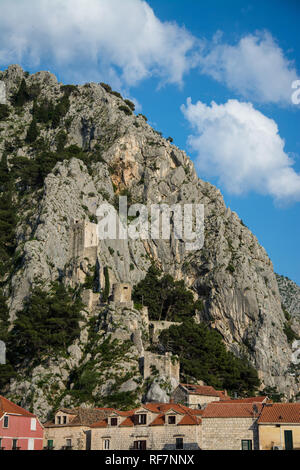 Die Stadt Omis im Süden von Kroatien mit der Mündung des Flusses Cetina in der Adria liegt und gehört zu Dalmatien., Stadt Omis Balatonfüred im Süden Kr Sterben Stockfoto