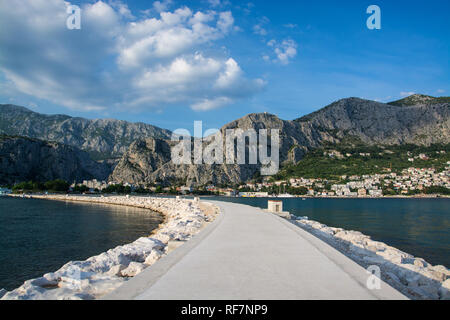 Die Stadt Omis im Süden von Kroatien mit der Mündung des Flusses Cetina in der Adria liegt und gehört zu Dalmatien., Stadt Omis Balatonfüred im Süden Kr Sterben Stockfoto