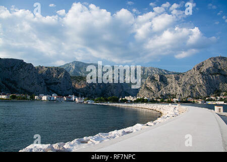 Die Stadt Omis im Süden von Kroatien mit der Mündung des Flusses Cetina in der Adria liegt und gehört zu Dalmatien., Stadt Omis Balatonfüred im Süden Kr Sterben Stockfoto