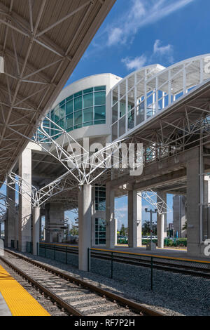 Die neue Tri-Rail Bahnhof und die Züge am Miami Airport. Die Bahntrasse nimmt Passagiere Norden nach Fort Lauderdale und darüber hinaus zu Mangolia Park Station. Stockfoto