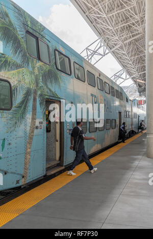 Die neue Tri-Rail Bahnhof und die Züge am Miami Airport. Die Bahntrasse nimmt Passagiere Norden nach Fort Lauderdale und darüber hinaus zu Mangolia Park Station. Stockfoto