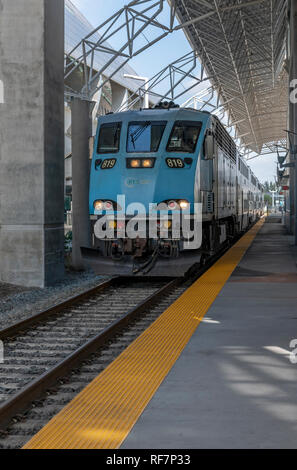 Die neue Tri-Rail Bahnhof und die Züge am Miami Airport. Die Bahntrasse nimmt Passagiere Norden nach Fort Lauderdale und darüber hinaus zu Mangolia Park Station. Stockfoto