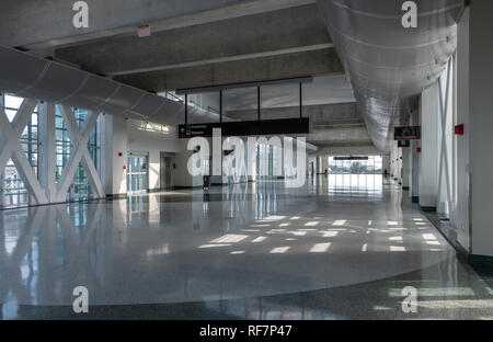 Die neue Tri-Rail Bahnhof und die Züge am Miami Airport. Die Bahntrasse nimmt Passagiere Norden nach Fort Lauderdale und darüber hinaus zu Mangolia Park Station. Stockfoto