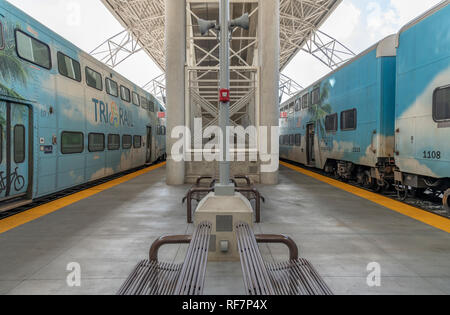 Die neue Tri-Rail Bahnhof und die Züge am Miami Airport. Die Bahntrasse nimmt Passagiere Norden nach Fort Lauderdale und darüber hinaus zu Mangolia Park Station. Stockfoto