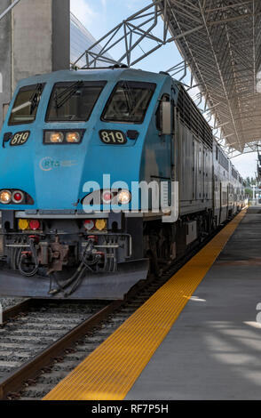 Die neue Tri-Rail Bahnhof und die Züge am Miami Airport. Die Bahntrasse nimmt Passagiere Norden nach Fort Lauderdale und darüber hinaus zu Mangolia Park Station. Stockfoto