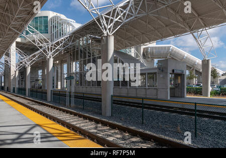 Die neue Tri-Rail Bahnhof und die Züge am Miami Airport. Die Bahntrasse nimmt Passagiere Norden nach Fort Lauderdale und darüber hinaus zu Mangolia Park Station. Stockfoto