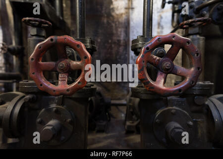 Nahaufnahme eines zwei industrielle Räder in einem verlassenen industriellen Fabrik von Granollers Stockfoto