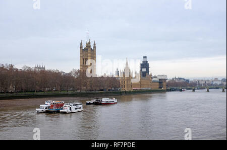 Blick auf die Themse, die Houses of Parliament in Westminster London UK Stockfoto