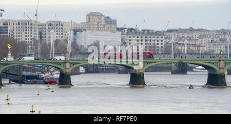 Roten Londoner Busse über die Westminster Bridge GROSSBRITANNIEN Stockfoto