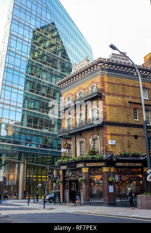 Der berühmte Albert Pub in der Victoria Street, Westminster, London, Großbritannien Stockfoto