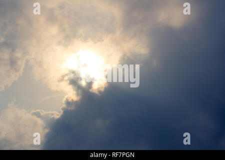 Sun aus dunklen Wolken - Hohe scheint bis in den Himmel Stockfoto