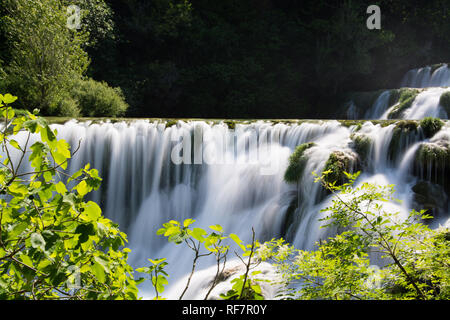 Die kroatische Nationalpark Krka besteht aus einer 45 Kilometer langen Fluss Segment der Krka zwischen Knin und Skradin.", "Der kroatische Nationalpark Krka. Stockfoto