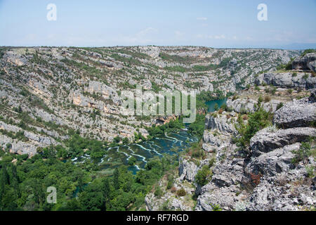 Die kroatische Nationalpark Krka besteht aus einer 45 Kilometer langen Fluss Segment der Krka zwischen Knin und Skradin.", "Der kroatische Nationalpark Krka. Stockfoto