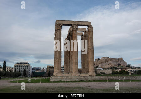 Athen, Griechenland - 28 Dezember, 2017: Tempel des Olympischen Zeus und Akropolis Stockfoto