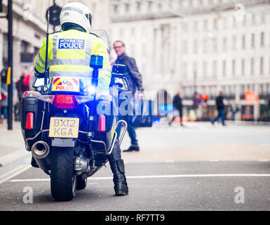 Polizei Motorradfahrer, Escort und die Straßen vor jedem Verkehr für eine geplante Straße Demonstration durch die Straßen von Central London, UK. Stockfoto