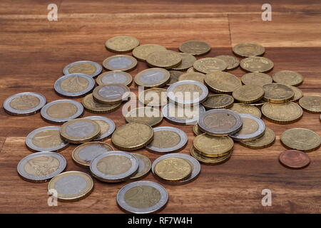 Euro Münzen auf den Tisch, auf dem Tisch isoliert Stockfoto