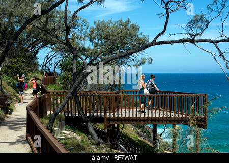 Leute an einem Aussichtspunkt nördlich an der Schlucht, Point Lookout, North Stradbroke Island, Queensland, Australien Stockfoto