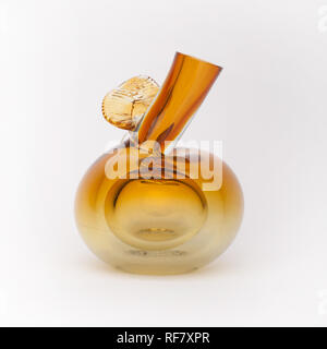 Alte braun gelb Glas Vase auf dem weißen Hintergrund, isoliert Stockfoto