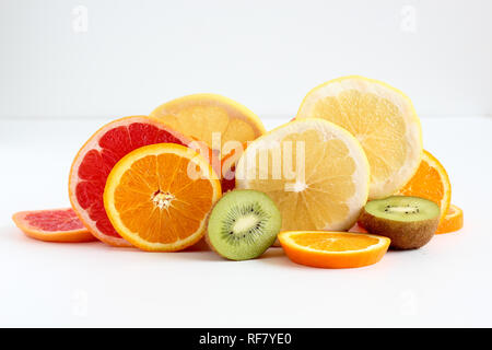 Schichten von geschnittenen Früchten - Kiwi, Orangen und Grapefruits Stockfoto