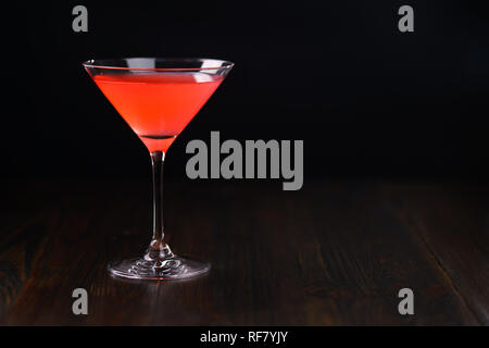 Cosmopolitan Cocktail auf einem dunklen Hintergrund. Hohe Auflösung, negativen Raum Stockfoto