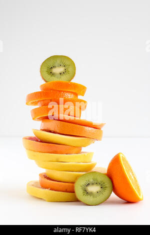 Gestapelt in Scheiben geschnittenen Früchten - Kiwi, Orangen und Grapefruits Stockfoto