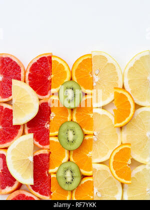 Kreative Muster von geschnittenen Früchten - Kiwi, Orangen und Grapefruits, flach Stil mit einer Kopie Raum auf der Oberseite Stockfoto