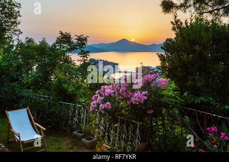 Der Blick von der Terrasse bei Sonnenuntergang über Sveti Stefan Meer Insel, in der Nähe von Budva (Montenegro) Stockfoto