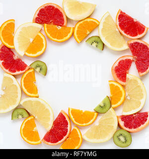 Flach von geschnittenen Früchten - Kiwi, Orangen und Grapefruits - in einem Kreis angeordnet, kopieren Raum in der Mitte Stockfoto