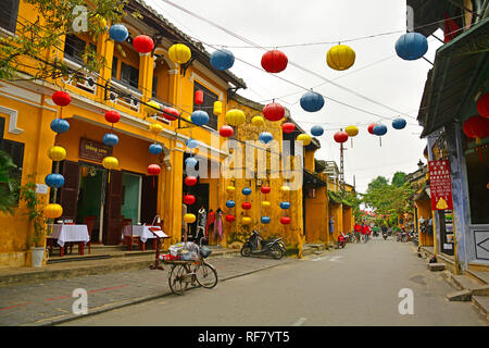 Hoi An, Vietnam - 20. Dezember 2017. Touristen zu Fuß eine Fußgängerzone in der historischen UNESCO vietnamesischen Stadt Hoi An aufgeführt. Stockfoto