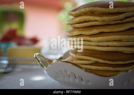 Nahaufnahme der Pfannkuchen. Ordentliche Pfannkuchen auf dem Tisch bereit, um bedient zu werden. Stockfoto