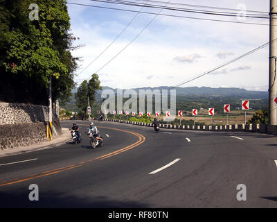 ANTIPOLO CITY, Philippinen - Januar 17, 2019: Motorradfahrer eine schöne Fahrt, die sich an ein breites und kurvenreiche Straße genießen Sie in den Bergen von Antipolo City. Stockfoto