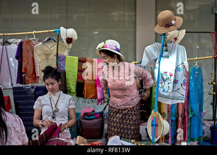 Thailand Street Market. Frauen verkaufen Hüte und Kleidung auf dem Bürgersteig an der Pattaya, Thailand, Südostasien Stockfoto