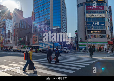 Fußgänger überfüllte Kreuzung an der Außenseite Ueno Station in Tokio, Japan. Fußgänger wandern und Shopping in Ueno Bezirk auf Urlaub. Stockfoto