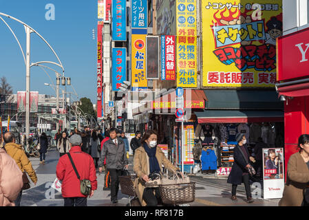 Fußgänger überfüllte Kreuzung an der Außenseite Ueno Station in Tokio, Japan. Fußgänger wandern und Shopping in Ueno Bezirk auf Urlaub. Stockfoto