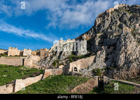 Blick auf die archäologische Stätte von acrocorinth, die Akropolis des antiken Korinth in Peloponnes, Griechenland bei Sonnenuntergang Stockfoto