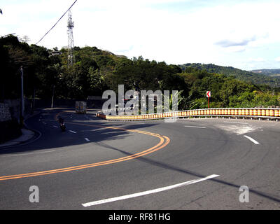 ANTIPOLO CITY, Philippinen - Januar 17, 2019: Motorradfahrer eine schöne Fahrt, die sich an ein breites und kurvenreiche Straße genießen Sie in den Bergen von Antipolo City. Stockfoto