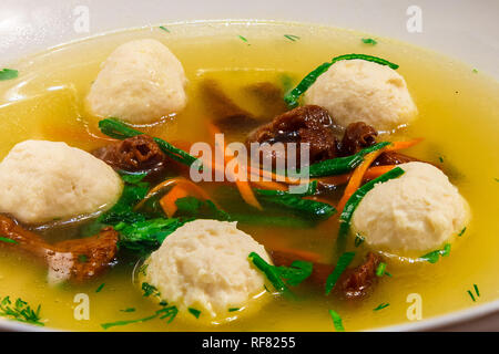 Pfifferlinge Brühe mit gehackt Erdbeeren und Huhn Knödeln. Hohe Betrachtungswinkel Stockfoto