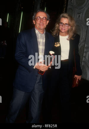 HOLLYWOOD, CA - 1. NOVEMBER: Regisseur Louis Malle und Frau Schauspielerin Candice Bergen besuchen das Screening der CBS Television Film 'Zigeuner' am 1. November 1993 im El Capitan Theatre in Hollywood, Kalifornien. Foto von Barry King/Alamy Stock Foto Stockfoto