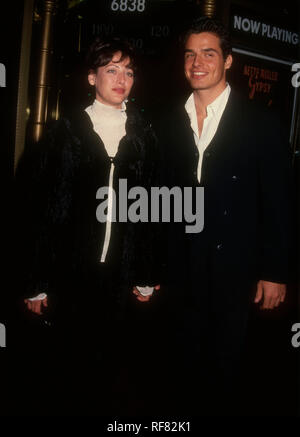 HOLLYWOOD, CA - 1. NOVEMBER: Schauspielerin Virginia Madsen und Schauspieler Antonio Sabato jr. an das Screening der CBS Television Film 'Zigeuner' am 1. November 1993 im El Capitan Theatre in Hollywood, Kalifornien. Foto von Barry King/Alamy Stock Foto Stockfoto