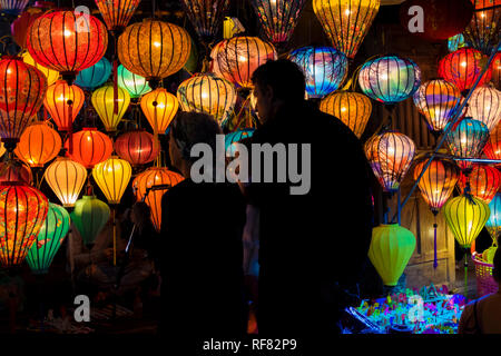 Laternen die Nacht Licht an einer im Markt in Hoi An, Vietnam. Stockfoto