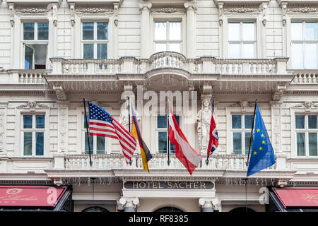 Wien, Österreich - 15 Januar, 2015: Nationale Flaggen auf alte Gebäude Fassade des berühmten Sacher Hotel und Cafe. Stockfoto